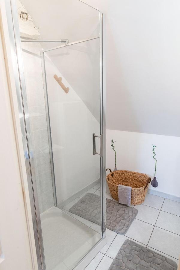 Appartement rien que pour vous proche centre ville Laval  Extérieur photo